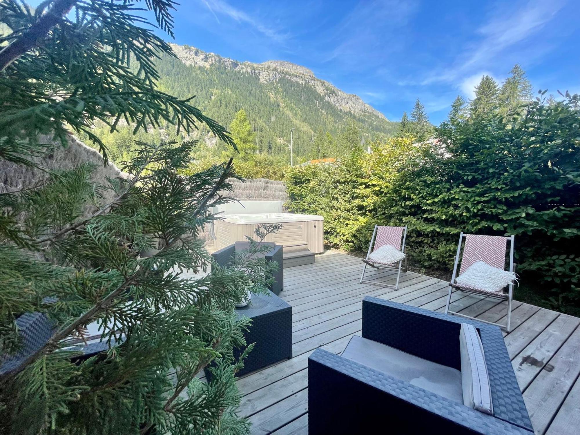 Chalet le petit Nicolas, jacuzzi, vue Mont Blanc Chamonix Esterno foto
