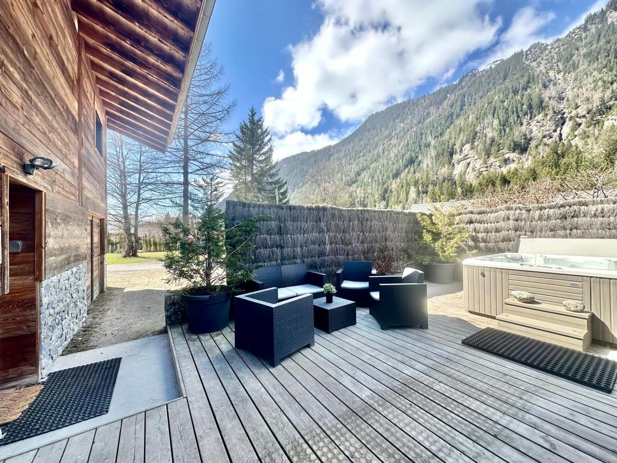 Chalet le petit Nicolas, jacuzzi, vue Mont Blanc Chamonix Esterno foto