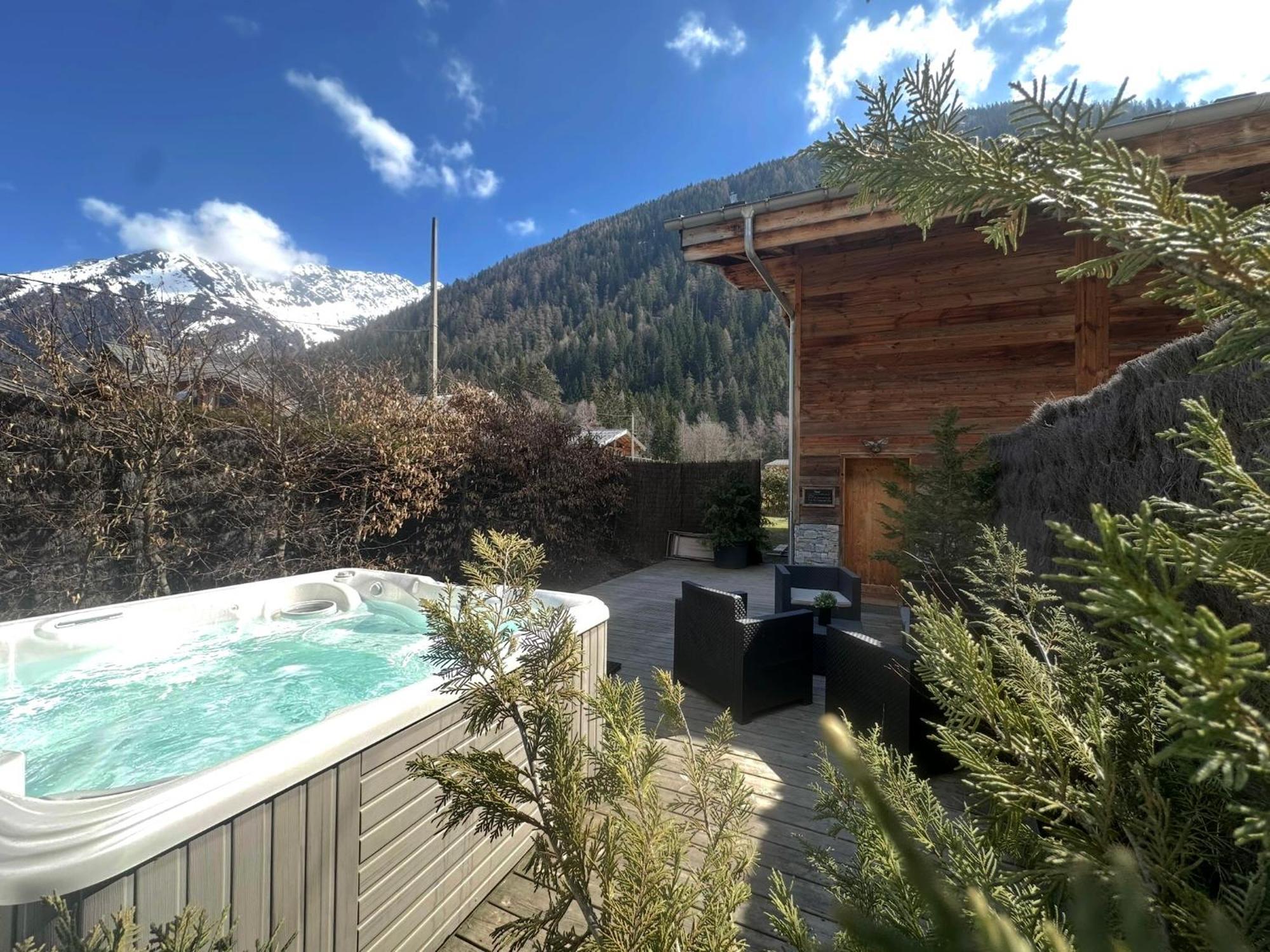 Chalet le petit Nicolas, jacuzzi, vue Mont Blanc Chamonix Esterno foto